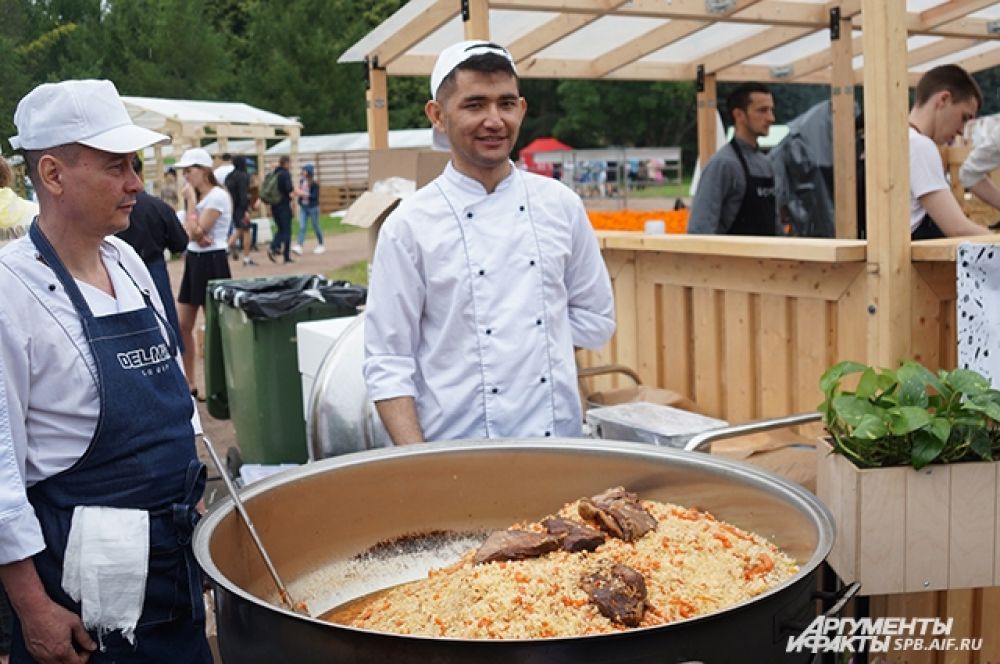 Горячий плов - лучшее угощение в ненастную погоду.