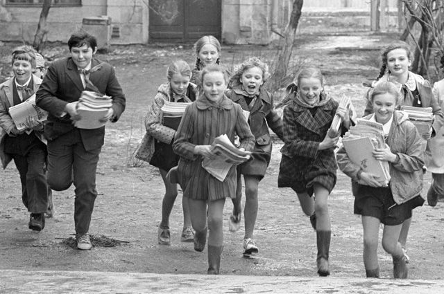 Советские школьники собирают макулатуру. 1975 г.