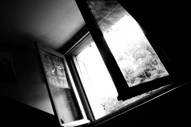 В Тобольске шестилетняя девочка выпала из окна и разбилась