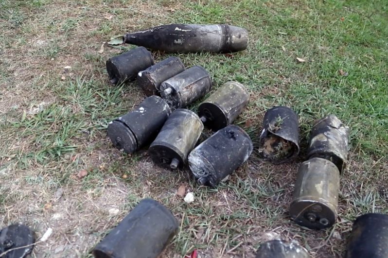 Останки боеприпасов на месте взрыва склада Минобороны Абхазии в селе Приморское Гудаутского района. 