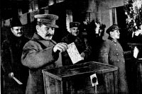 Люди, начавшие террор - на переднем плане Иосиф Сталин, справа руководитель НКВД Николай Ежов