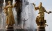 2 августа. Десантник купается в фонтане на ВДНХ во время празднований Дня ВДВ в Москве.