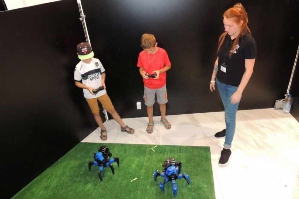 Радиоуправляемые боевые роботы-пауки из Гонконга. Способны устраивать дуэли, расстреливая друг друга из оружия.