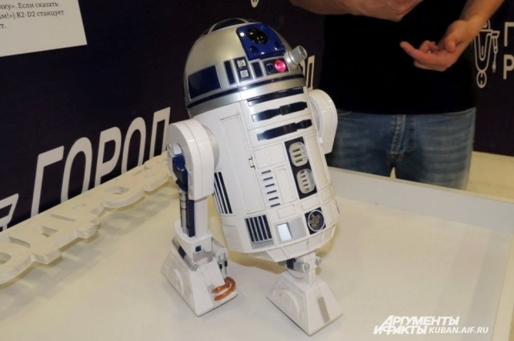 Робот R2-D2 почти также строптив, как его прототип из фильма «Звездные войны». Часто отказывается выполнять команды. Впрочем, он может их просто не понять, поскольку разработчики коллекционной игрушки заложили в его память своеобразный диалект - английский с американским акцентом.
