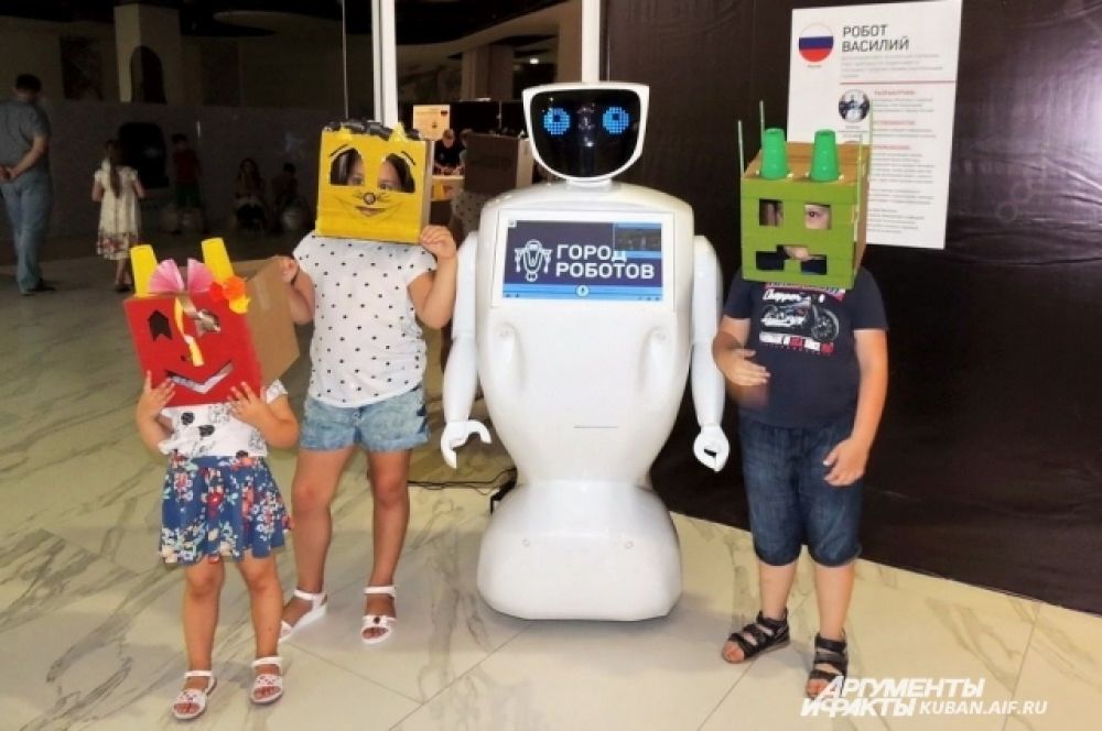 Детям нравится фотографироваться с роботами. Одна из «фишек» выставки - самодельные маски из картонных коробок в духе тематики экспозиции.