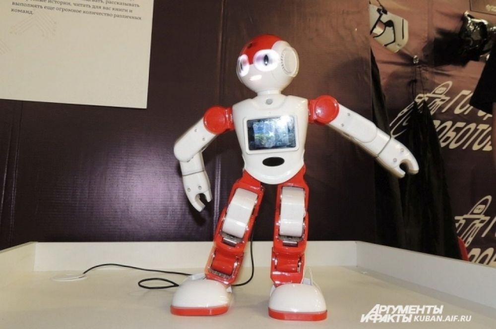 Этого китайского робота по имени Bobi называют ходячим смартфоном. Он действительно работает на системе android и способен принимать и отправлять звонки, как обычный телефон. Конечно, к уху его приложить неудобно, зато робот будет ходить за вами по всей квартире наподобие радиотелефона.