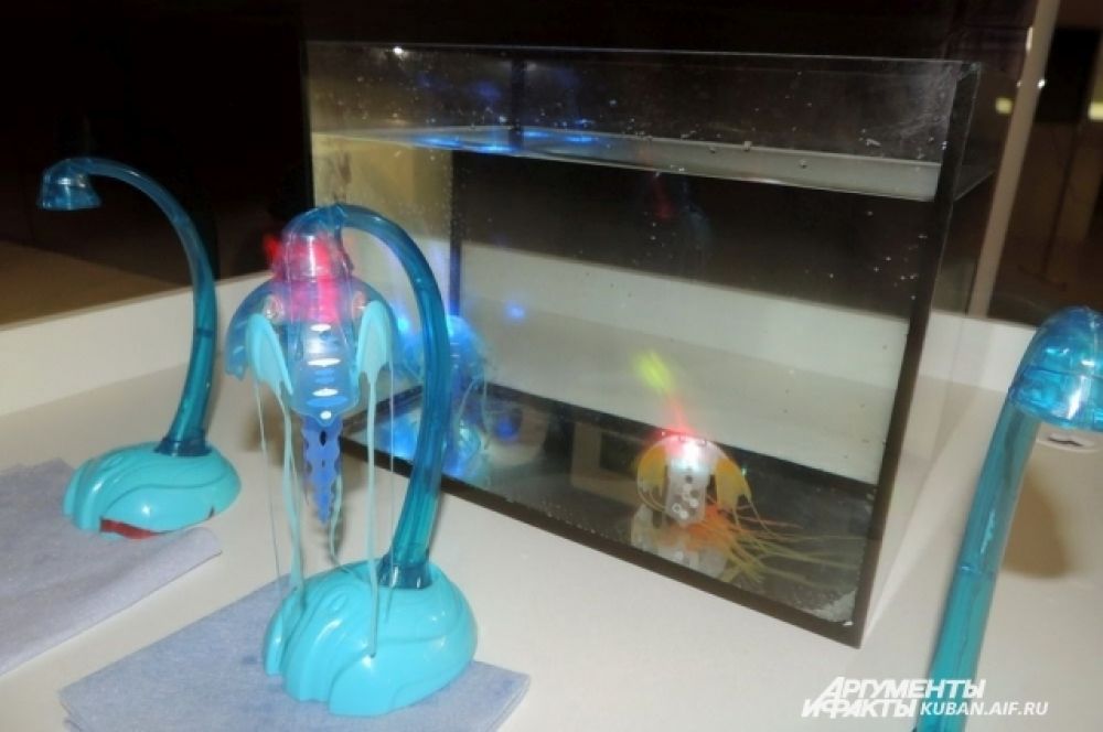 Чисто декоративный робот-медуза. Вода ему не страшна.