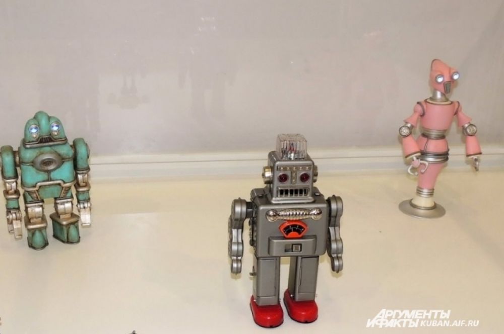 Выставка игрушечных роботов разных времен. Тот, что в центре, самый старый из них, а вот два остальных состарены искусственно.
