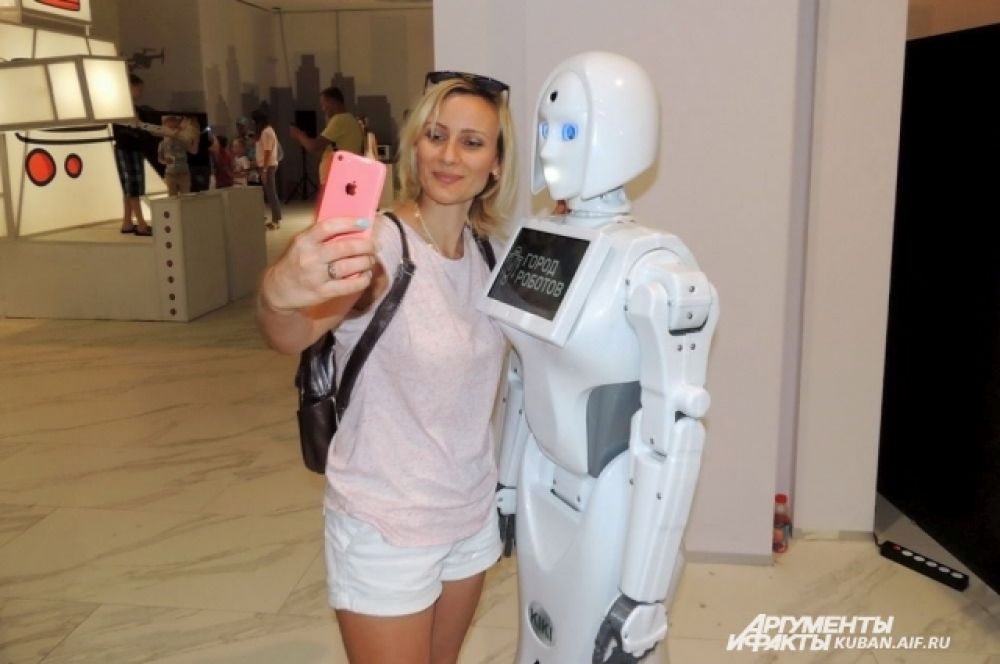 Созданная в России девушка-робот KIKI обладает интеллектом и эмоциями, а также с удовольствием позирует для селфи. За ее именем скрывается шутка разработчиков, назвавших свое изобретение Кикиморой - за устрашающий вид со светящимися в темноте глазами.
