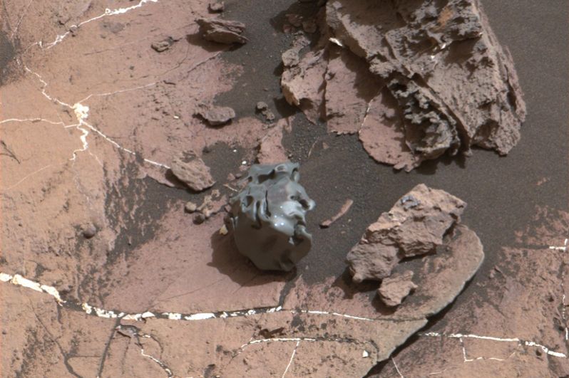 Октябрь 2016 года. Curiosity обнаружил на Марсе железо-никелевый метеорит.