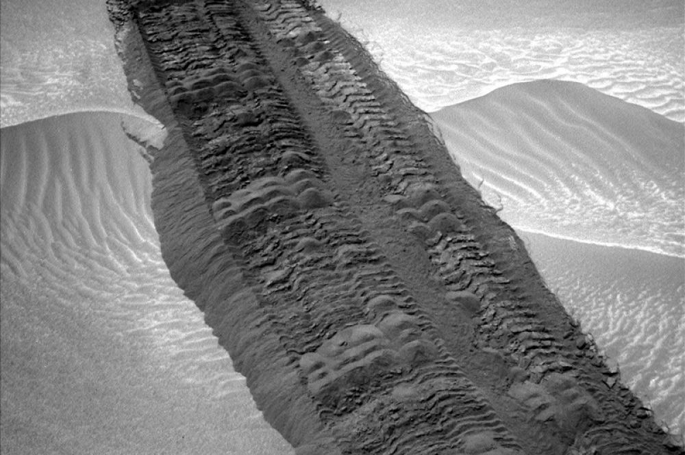 Август 2014 года. Следы Curiosity на пути к горе Шарп.