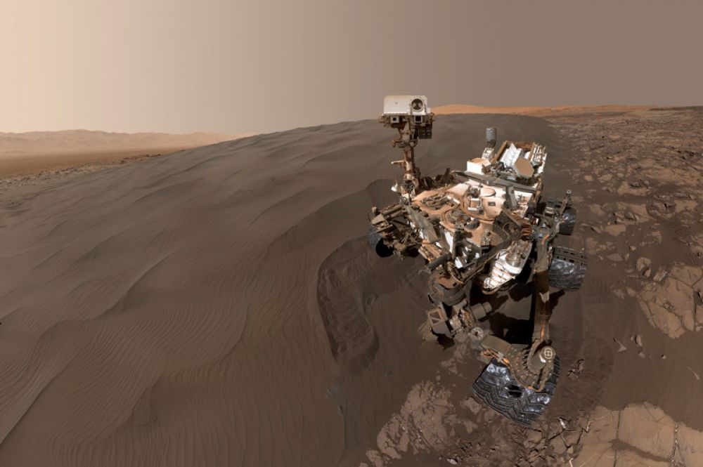 Январь 2016. Селфи Curiosity на фоне песчаных дюн.