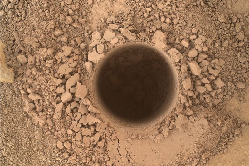 Сентябрь 2014 года. Первая скважина, пробуренная Curiosity для взятия проб грунта на горе Шарп.