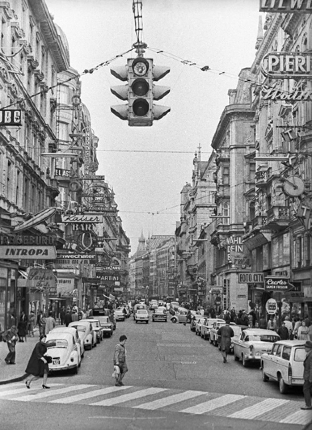 Пешеходный переход на одной из улиц города Вены. 1965 год.