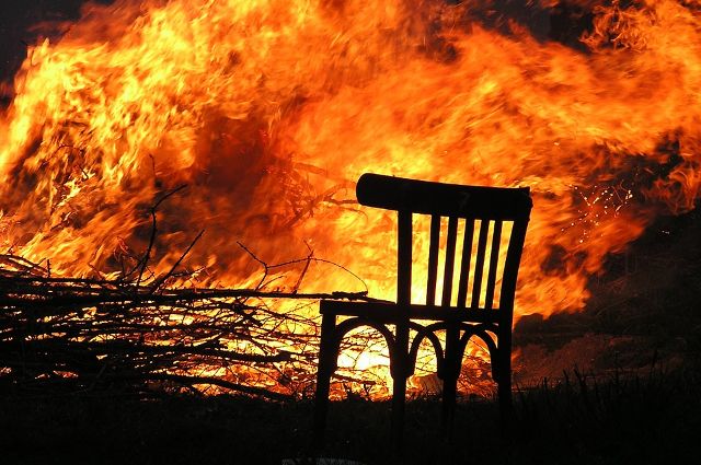 Тюменский дедушка из огня вынес своих внучат, которые случайно подожгли дом