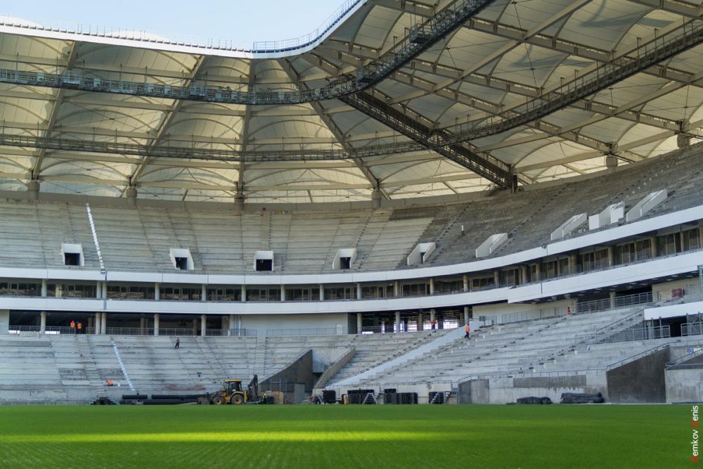 Прежде, чем на стадион выйдут спортсмены, газон несколько раз будет пострижен.