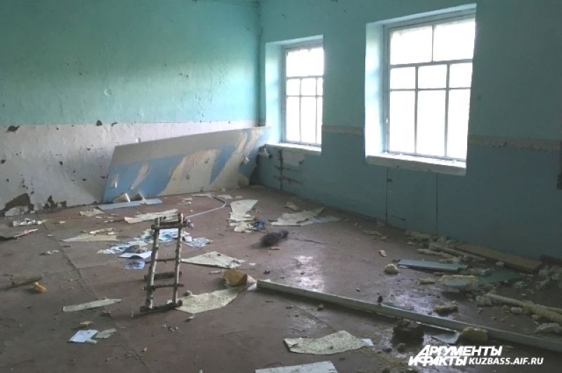 Здание открыто, в него свободно может пройти любой желающий.