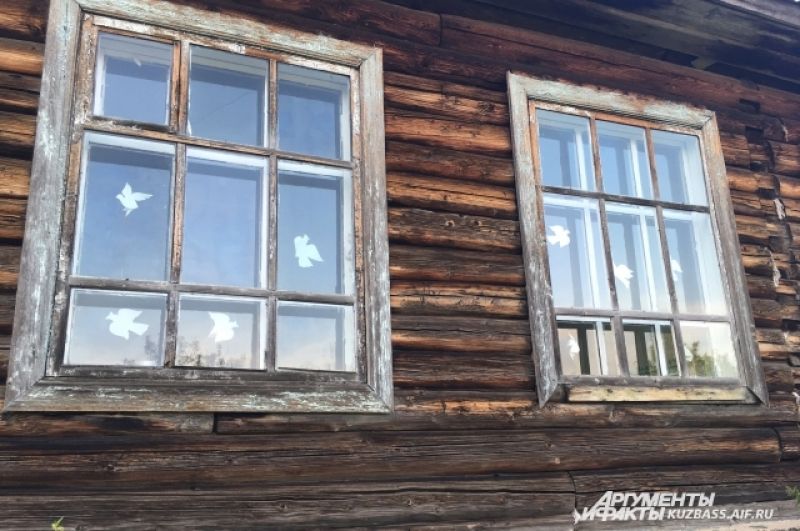 О том, что это именно школа, приезжим могут напомнить, наверное, только голуби на окнах.