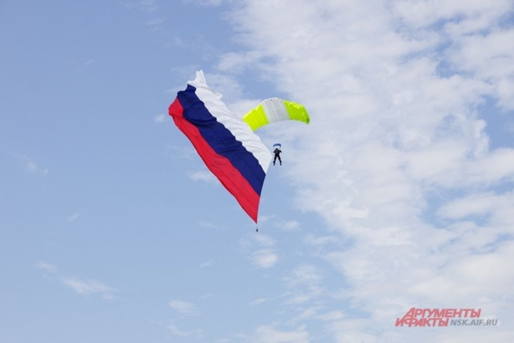 С неба на землю с флагом. Парашютная феерия – это как салют!