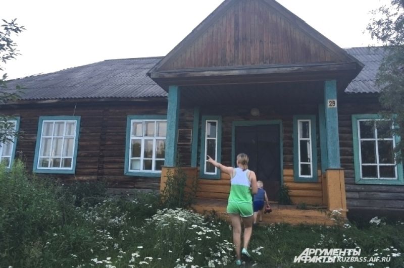 Закрыта в Сандайке и единственная школа. Детей возят учиться в другие места. 