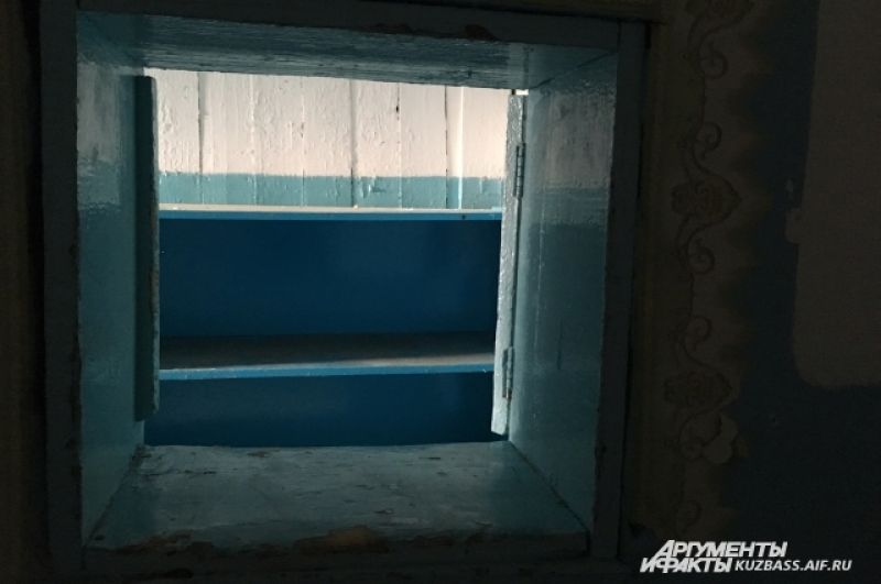 А через это окошко детям подавали обеды. 