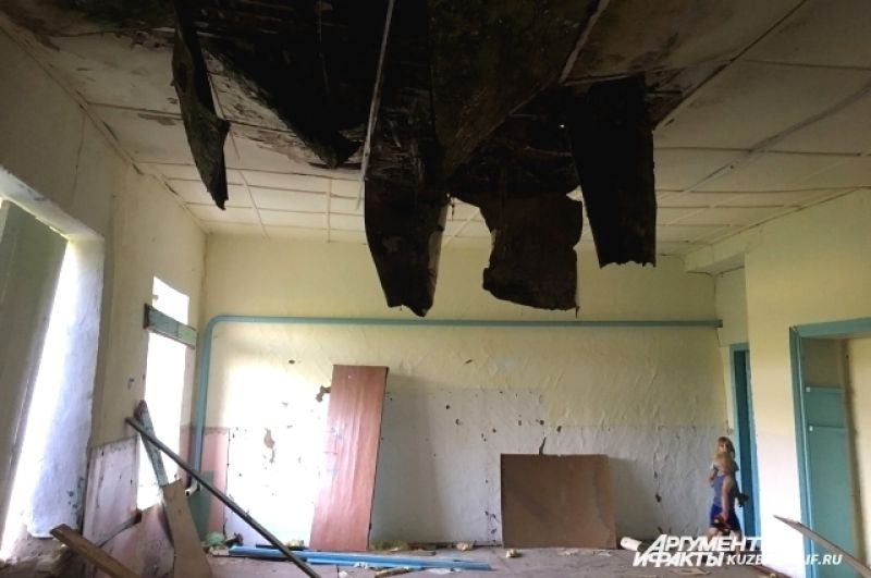 Правда, нужно посматривать наверх и вниз – одна крыша в детском саду уже рухнула, тут явно не безопасно. 