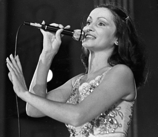 Народная артистка Украинской ССР София Ротару выступает на концерте. 1983 год.