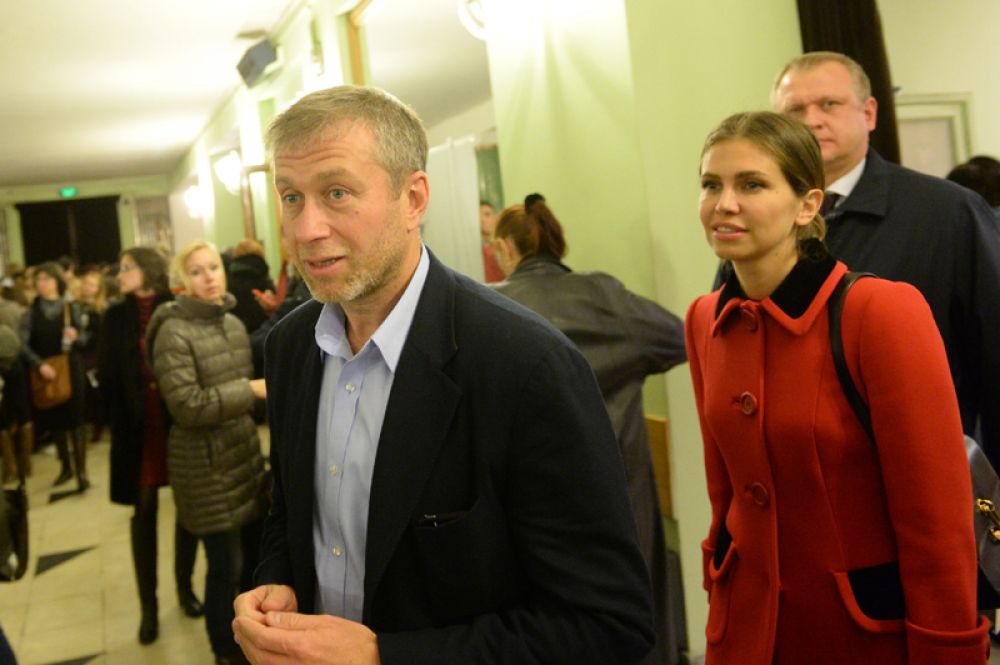 Бизнесмен Роман Абрамович, дизайнер Дарья Жукова и министр правительства Москвы, руководитель Департамента культуры города Москвы Сергей Капков в Театре им. Моссовета, 2014 год.