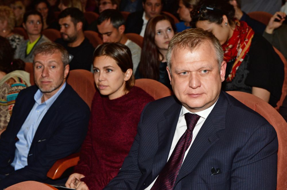 Бизнесмен Роман Абрамович, дизайнер Дарья Жукова и министр правительства Москвы, руководитель Департамента культуры города Москвы Сергей Капков в Театре им. Моссовета, 2014 год.