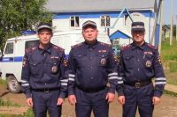 Старший лейтенант полиции Алексей Бушуев, лейтенанты Павел Останин и Денис Удников без раздумий бросились в горящий дом.