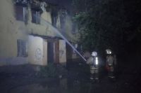 В Оренбурге пожарные тушили ветхий дом на ул. Конституции.