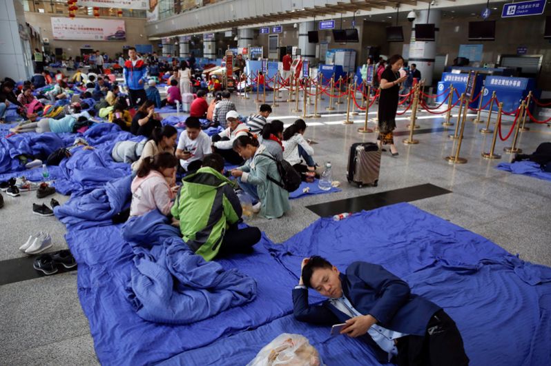 Пассажиры отдыхают в зале вылета аэропорта Цзючжайгоу.