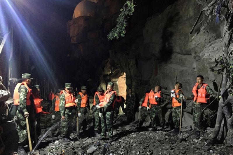 Спасатели ищут выживших после землетрясения в округе Цзючжайгоу.
