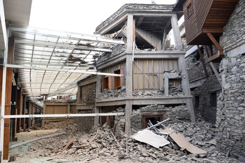 Разрушенная столовая отеля InterContinental Resort Jiuzhai Paradise после землетрясения в округе Цзючжайгоу.