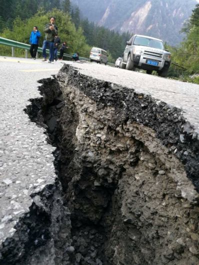 Трещина на дороге после землетрясения в округе Цзючжайгоу.