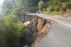 Дорога рядом с живописным озером Ухуа, поврежденная в результате землетрясения.