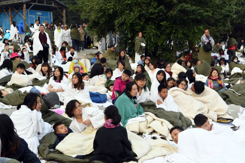 Туристы ждут помощи на стоянке отеля InterContinental Resort Jiuzhai Paradise.