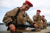 Девушка собирает АК-74 перед соревнованием «Безопасный маршрут» на Андреевском военном полигоне в Тюмени.