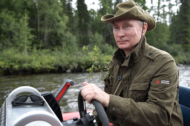 Владимир Путин на моторной лодке на каскаде горных озер в Республике Тыва.
