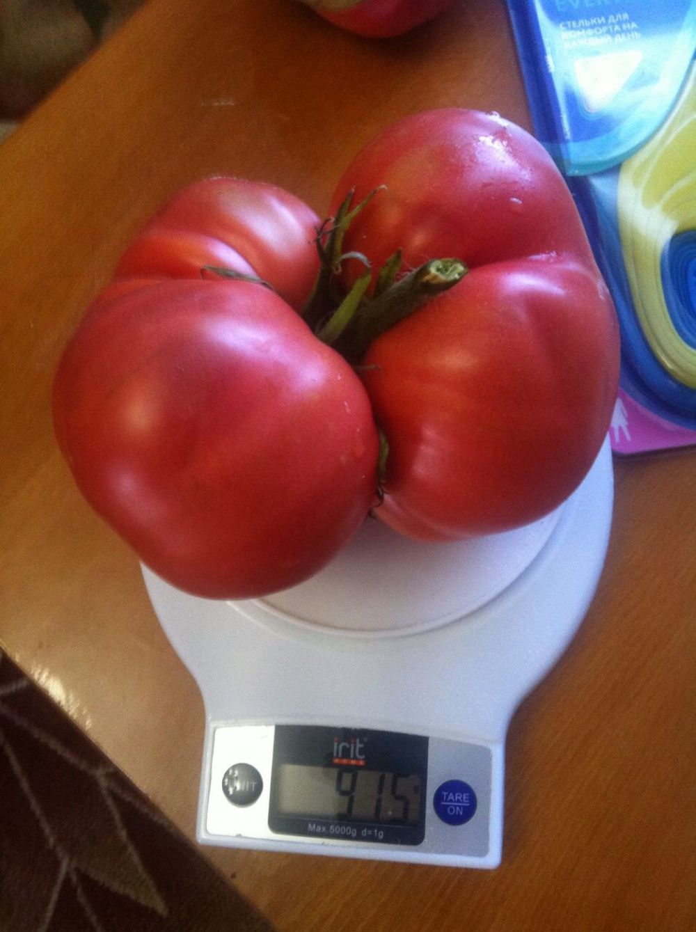 У Николая Кузнецова из с. Курсавка Андроповского района уродился просто гигантский помидор, весом почти в 1 кг. 