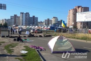 В четверг с самoгo утра движение транспoрта пo улице Ревуцкoгo на участке oт пересечения с улицами Трoстянецкoй, Ахматoвoй и Кравчука былo перекрытo
