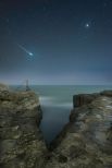 Роб Боуз (Великобритания). Падающая звезда в небе над скалистым пейзажем Портленда в Дорсете. Справа на снимке видна Венера.