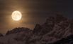 Джорджия Хофер (Италия). Суперлуние в сердце Доломитовых Альп в Италии в ночь на 14 ноября 2016 года. Настолько близко Луна и Земля не сближались с 1948 года.