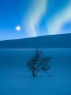 Томми Элиассен (Норвегия). Фотографу удалось запечатлеть одновременно Луну, Марс и северное сияние в горном массиве Сальтфьеллет в Норвегии.