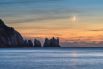 Эйнсли Беннетт (Великобритания). Полумесяц в вечернем небе над маяком Иглз на западной оконечности острова Уайт.