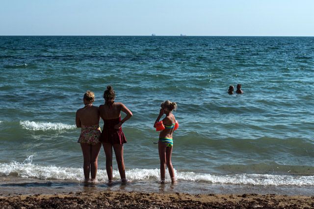 Отдыхающие на пляже Фонтанка в Одессе.