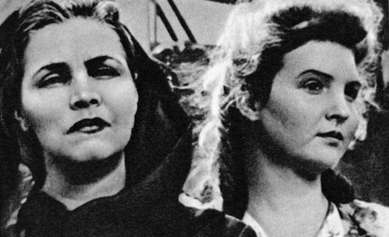 Народная артистка СССР Тамара Макарова (слева) в сцене из фильма «Молодая гвардия». 1948 год.