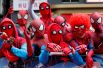 7 августа. Поклонники в костюмах Человека-паука ждут прибытия актера Тома Холланда и режиссера Джона Уоттса во время премьеры «Человек-паук: возвращение домой» в Токио, Япония.