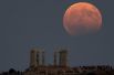 7 августа. Лунное затмение над Храмом Посейдона в Афинах, Греция.