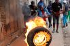 9 августа. Сторонники лидера оппозиции Раилы Одинга протестуют после всеобщих выборов в Найроби, Кения.